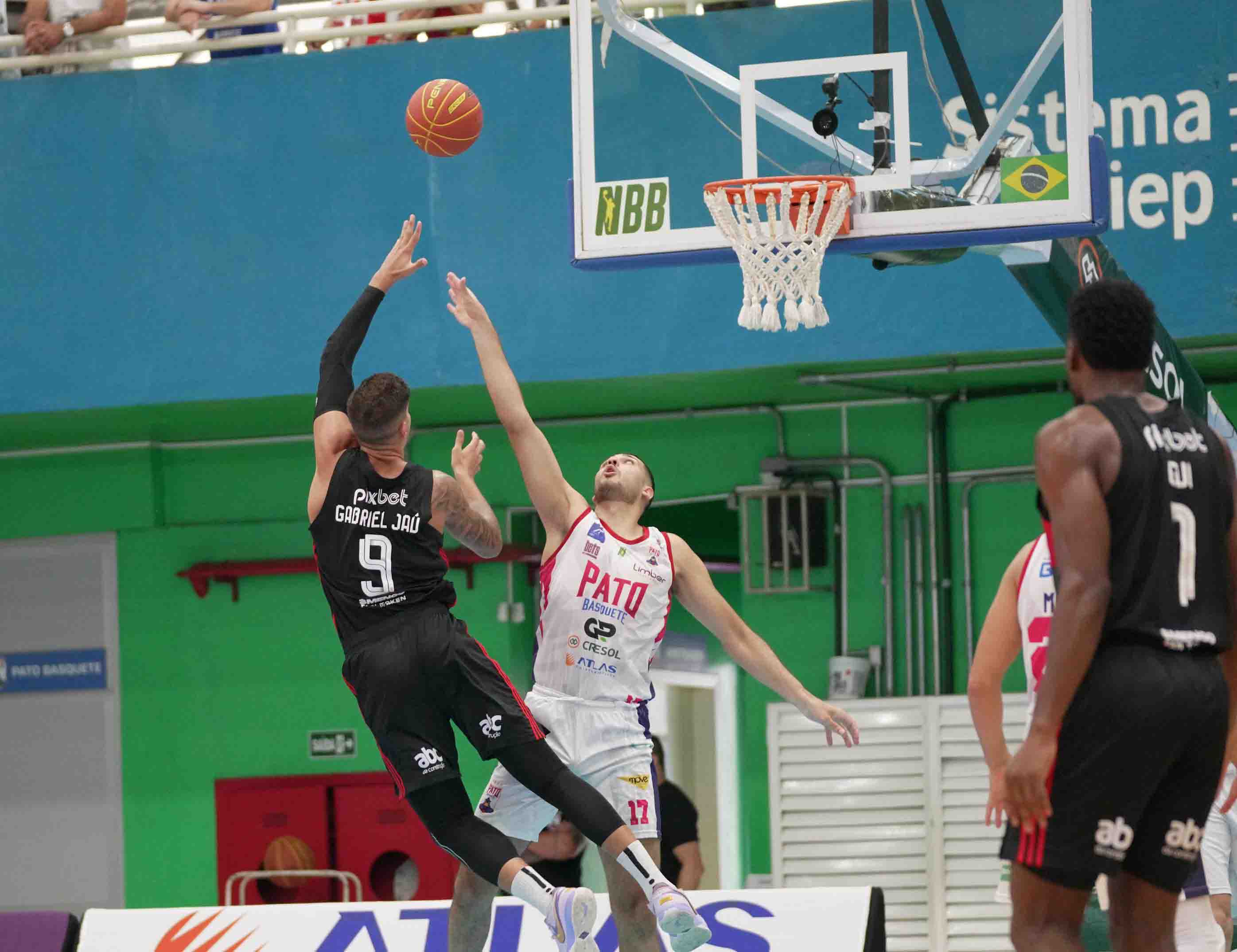 FLAMENGO LUTA, MAS PERDE NA PRORROGAÇÃO POR 97 X91 PARA O PATO BASQUETE NO NBB